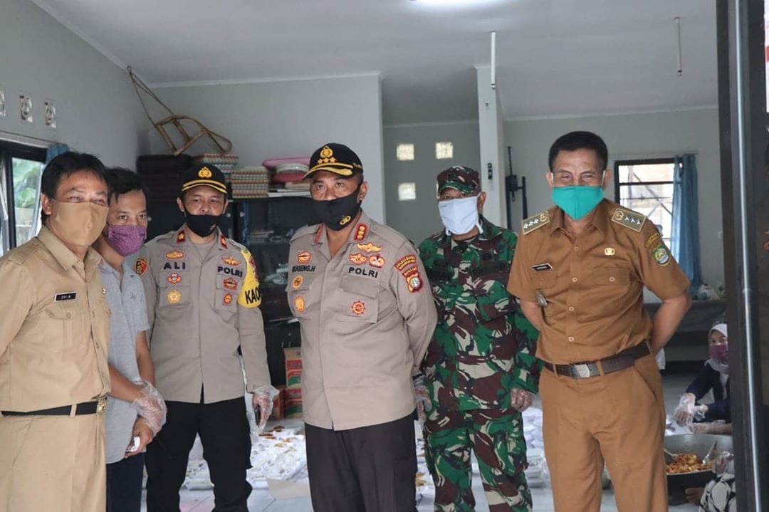 Suasana di Dapur Umum Pemuda di Kelurahan Pondok Pucung, Kecamatan Karang Tengah.