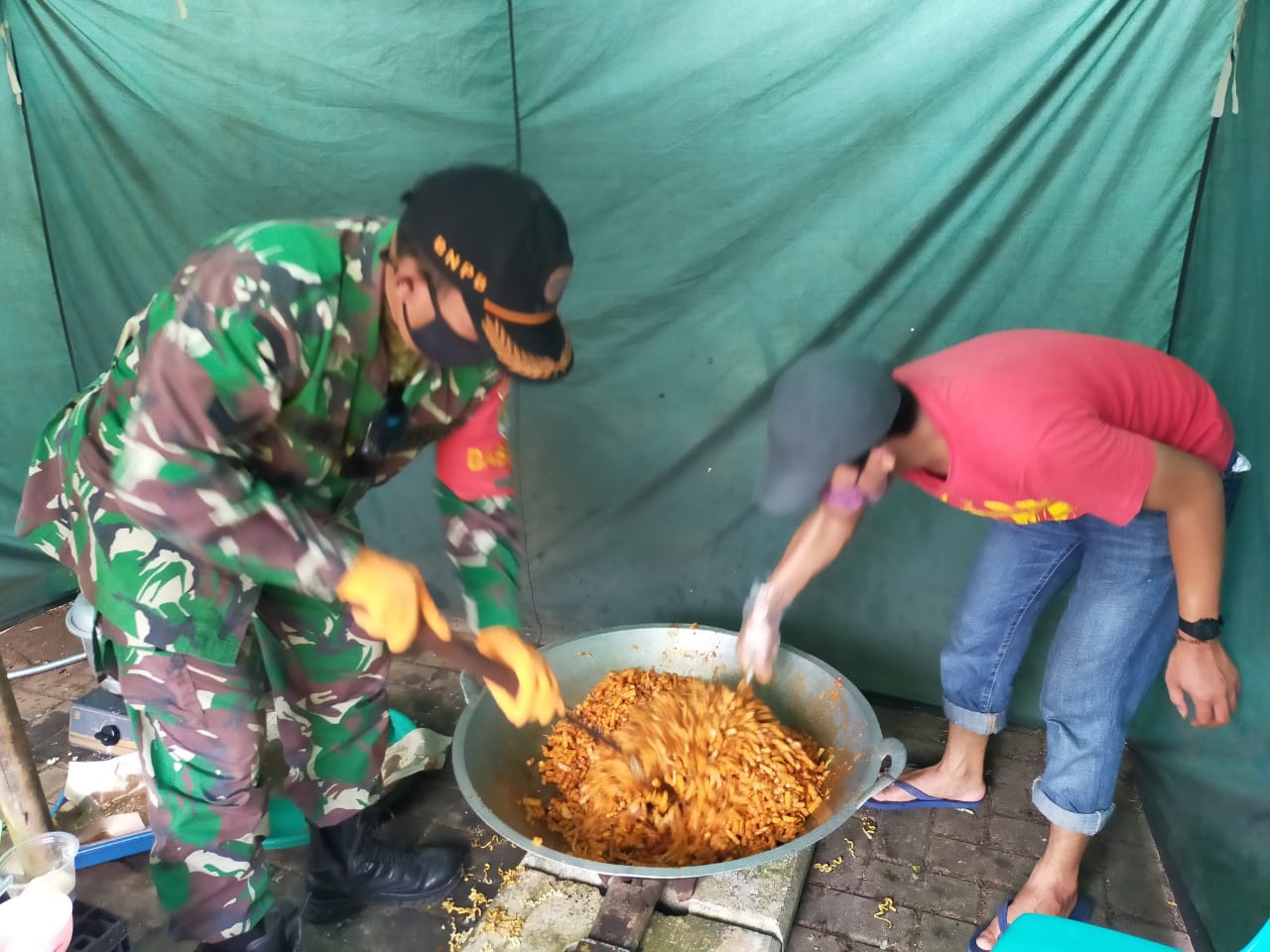 Suasana di Dapur Umum Pemuda di Kelurahan Pondok Pucung, Kecamatan Karang Tengah.