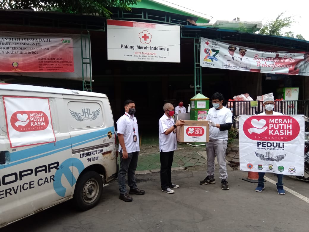 Tim JHL Group melalui Merah Putih Kasih Foundation saat memberikan bantuan alat pelindung diri (APD) untuk Palang Merah Indonesia (PMI) Kota Tangerang, Selasa (12/5/2020).