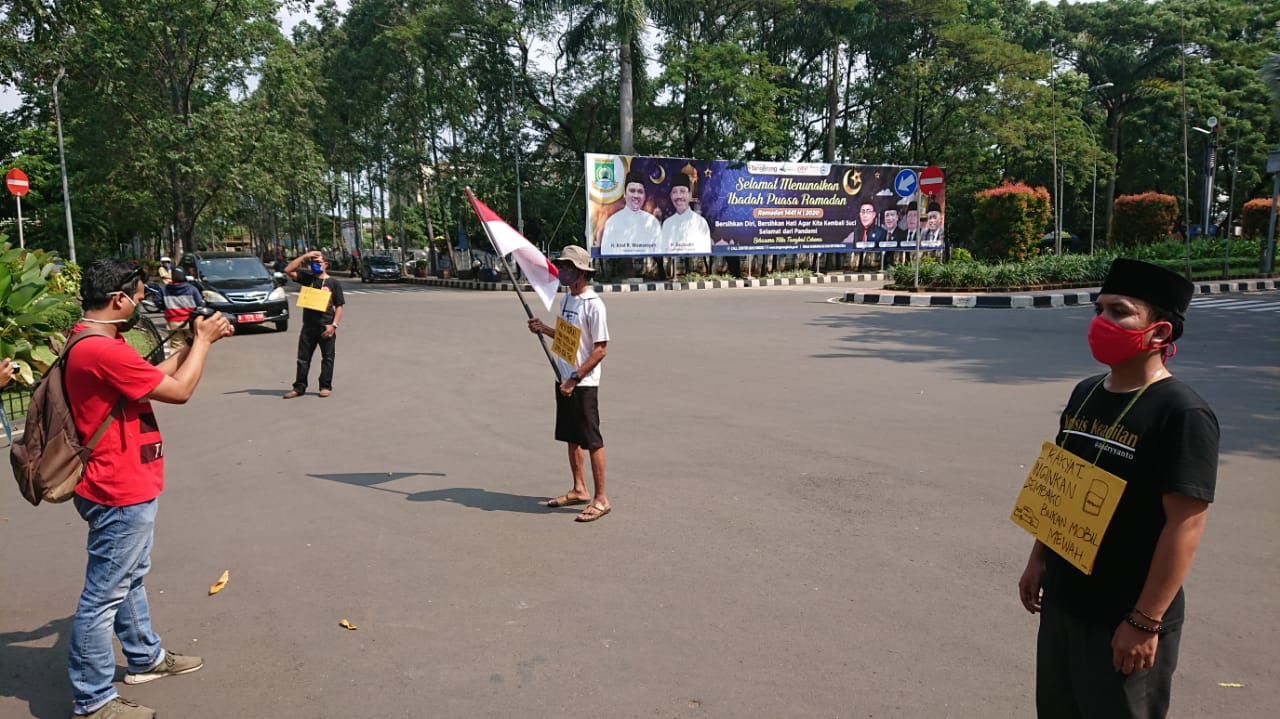 Tiga warga yang mengatasnamakan masyarakat Kota Tangerang menggelar aksi moral di depan kantor DPRD setempat, Selasa (12/5/2020).