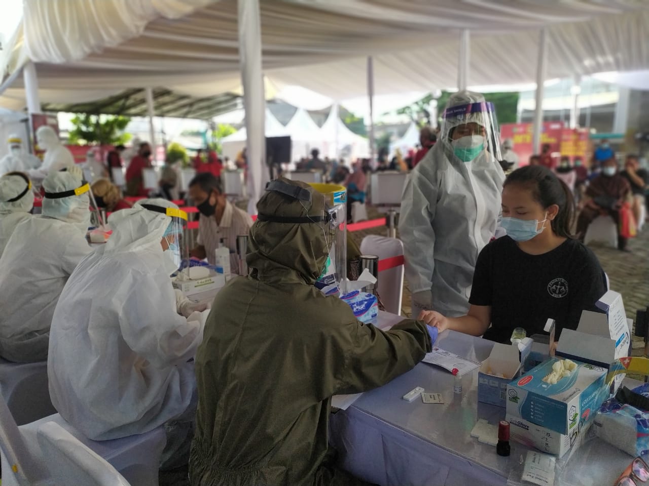 Seorang warga Pondok Betung sedang menjalani rapid test di Kantor Kelurahan Pondok Betung, Pondok Aren, Tangerang Selatan, Kamis (14/5/2020).