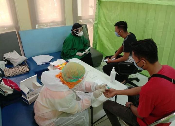 Para pelanggar PSBB di Rapid test kesehatan di kantor Kecamatan Karawaci, Jalan Proklamasi, Cimone, Kota Tangerang.