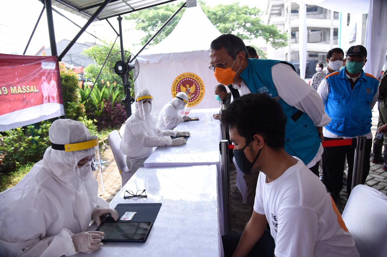 Sejumlah warga tengah menjalani rapid test yang digelar BIN di Kantor Kelurahan Pondok Betung, Pondok Aren, Tangerang Selatan, Jumat (15/5/2020).