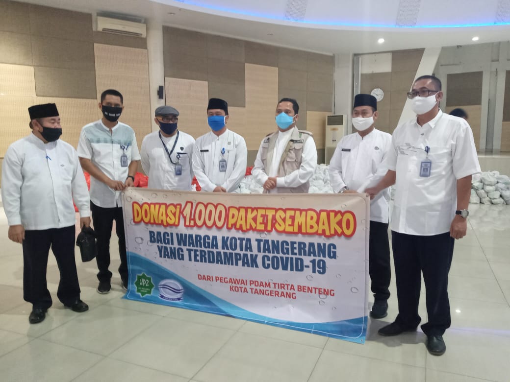 Perusahaan Daerah Air Minum (PDAM) Tirta Benteng Kota Tangerang menyerahkan paket sembako kepada Arief R. Wismansyah Wali Kota Tangerang, Jumat (15/5/2020).