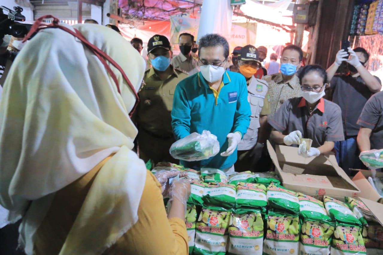 Menteri Perdagangan Agus Suparmanto didampingi Wali Kota Tangerang Arief R. Wismansyah saat melakukan inspeksi mendadak di Pasar Anyar, Kota Tangerang.