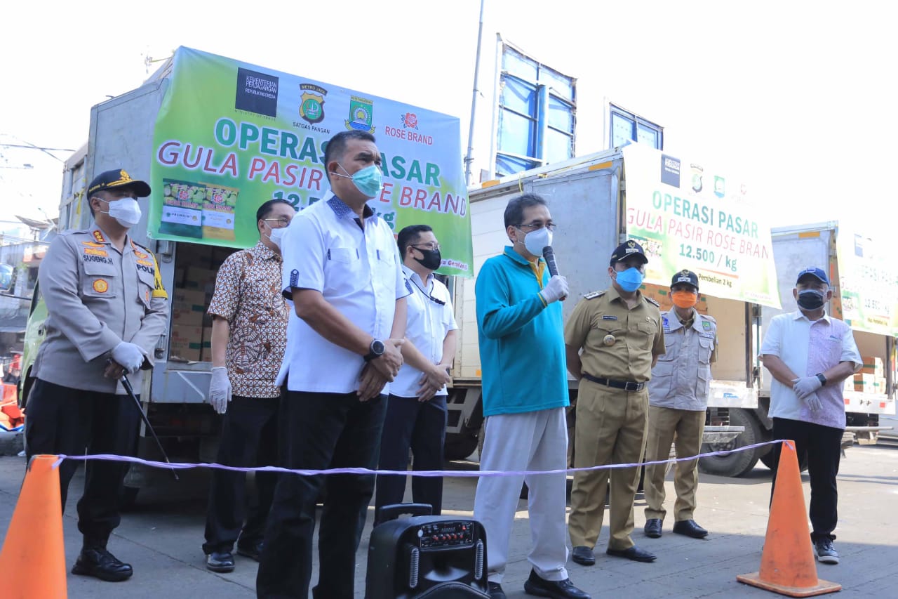 Menteri Perdagangan Agus Suparmanto didampingi Wali Kota Tangerang Arief R. Wismansyah saat melakukan inspeksi mendadak di Pasar Anyar, Kota Tangerang.