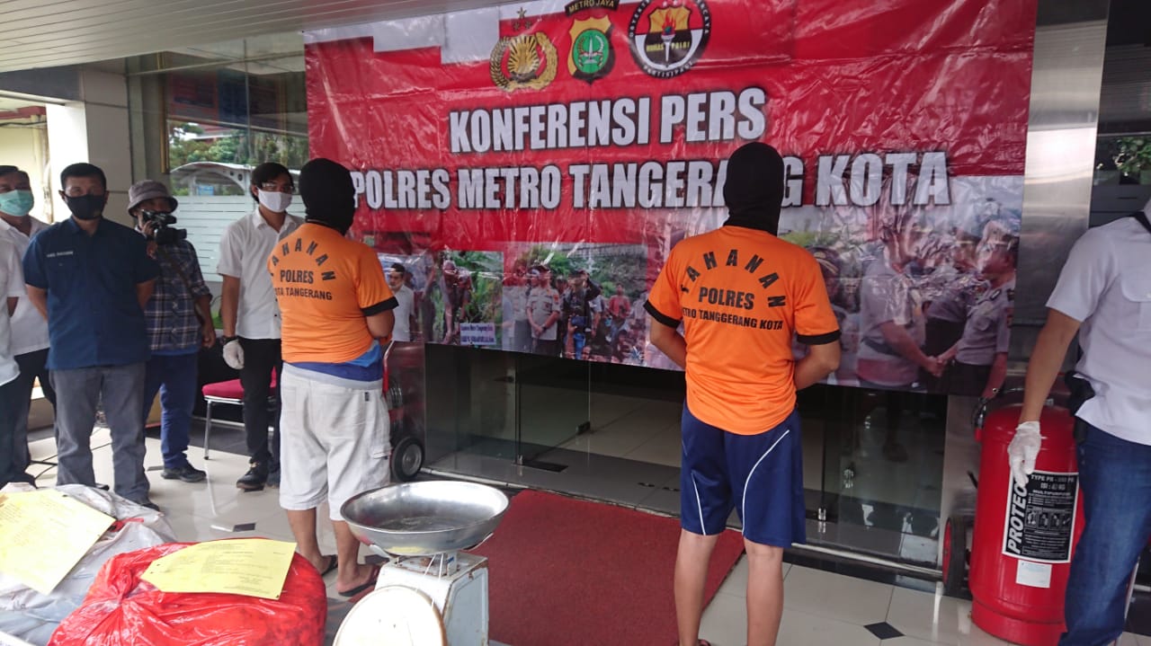 Polisi mengamankan tersangka berinisial AD dan RT yang menjual daging oplosan.