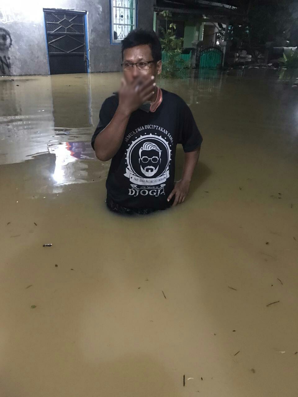 Warga perumahan Mustika Tigaraksa dievakuasi menggunakan perahu karet untuk mengungsi ke area yang lebih aman, Selasa (19/5/2020).