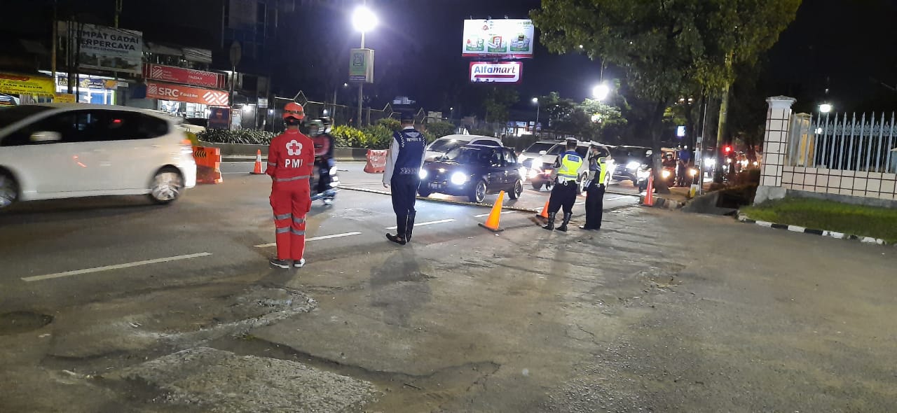 Personel PMI sedang melakukan pemeriksaan cek suhu dan tekanan darah kepada warga yang ingin mudik, Kota Tangerang, Selasa (19/5/2020).