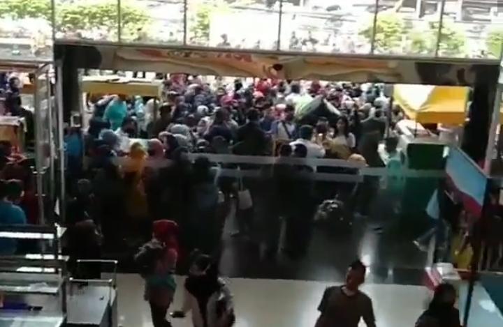 Kondisi pintu utama Mall CBD.