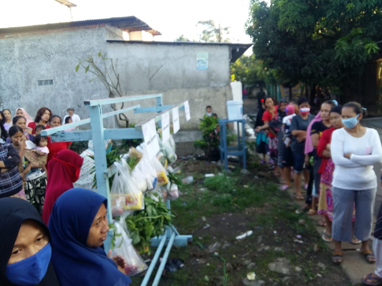sejumlah warga Kampung Cilalung, Jombang, Ciputat, Tangerang Selatan untuk membantu warga terdampak COVID-19 di sekitarnya.