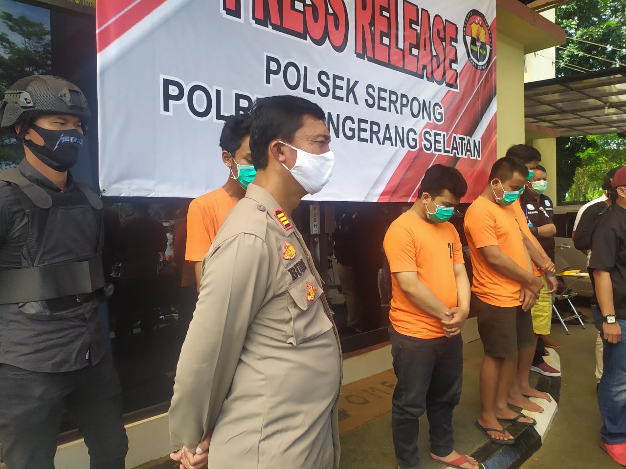 Angota Polsek Serpong dan TNI memegang barang bukti sperpat motor yang di gunakan saat balap liar, Serpong Utara, Tangerang Selatan, Kamis (21/5/2020).