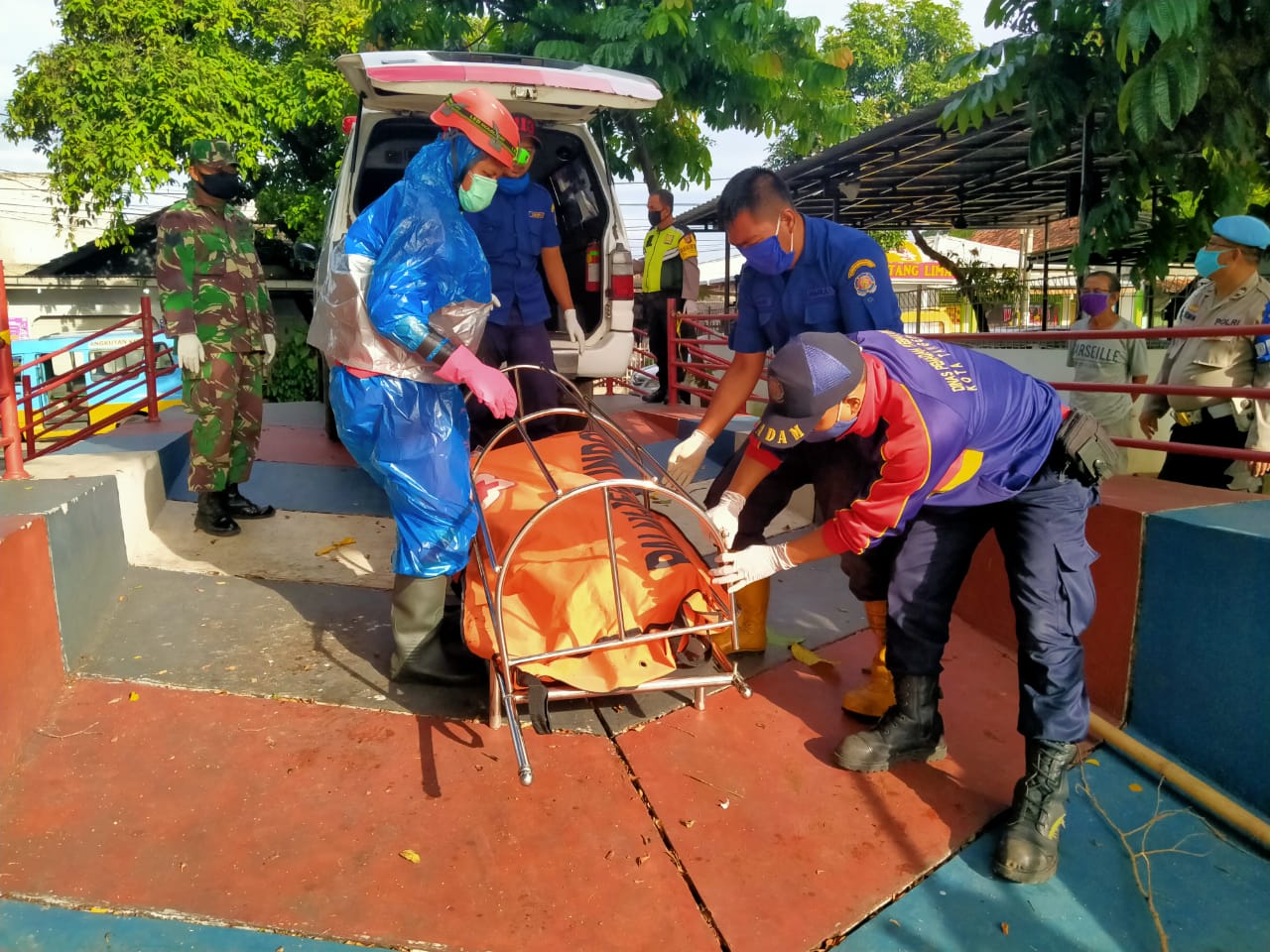 Tim BPBD Kota Tangerang saat mengevakuasi mayat pria yang mengambang di Kali Cisadane, Gerendeng, Kota Tangerang.
