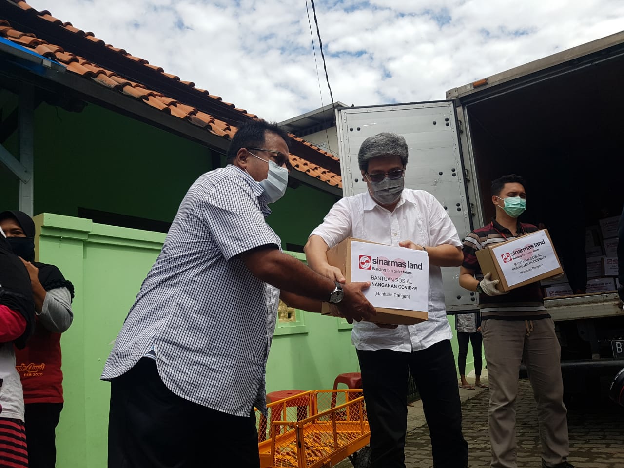 Managing Director President Office Sinar Mas Land, Dhony Rahajoe bersama Rano Karno menyerahkah satu paket sembako kepada warga Cipondoh yang terdampak Covid-19, Kota Tangerang, Kamis (21/5/2020).