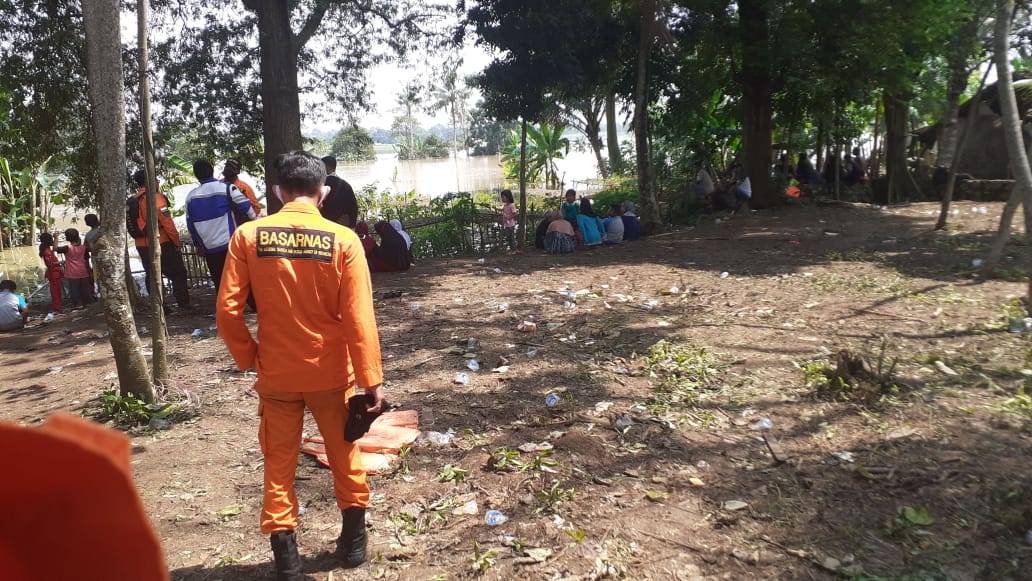 Tim SAR Basarnas di lokasi tenggelamnya remaja di Desa Sindang Sono, Sindang Jaya, Jumat (22/5/2020).