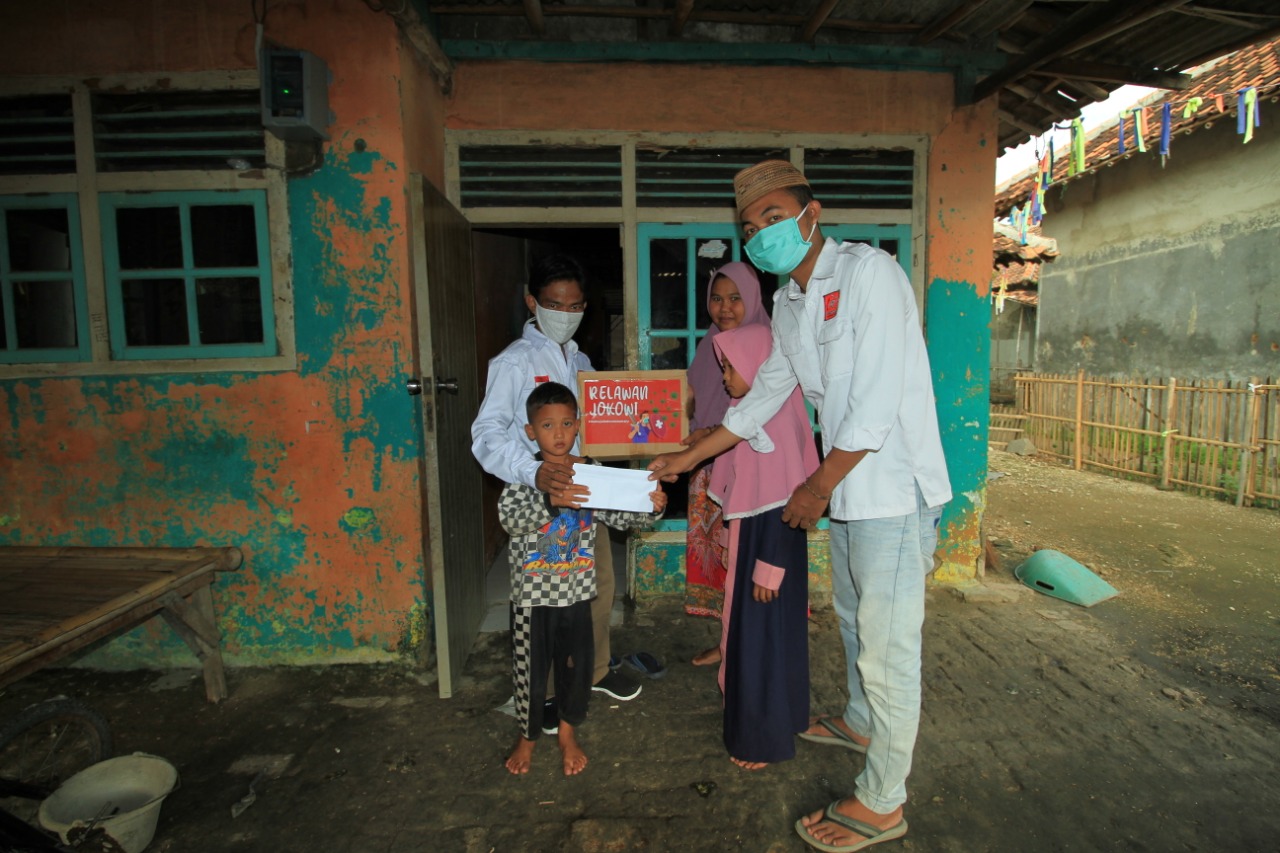 Pengurus Posraya Indonesia Kabupaten Tangerang saat memberikan sembako dan santuni anak yatim di Kecamatan Mekar Baru.