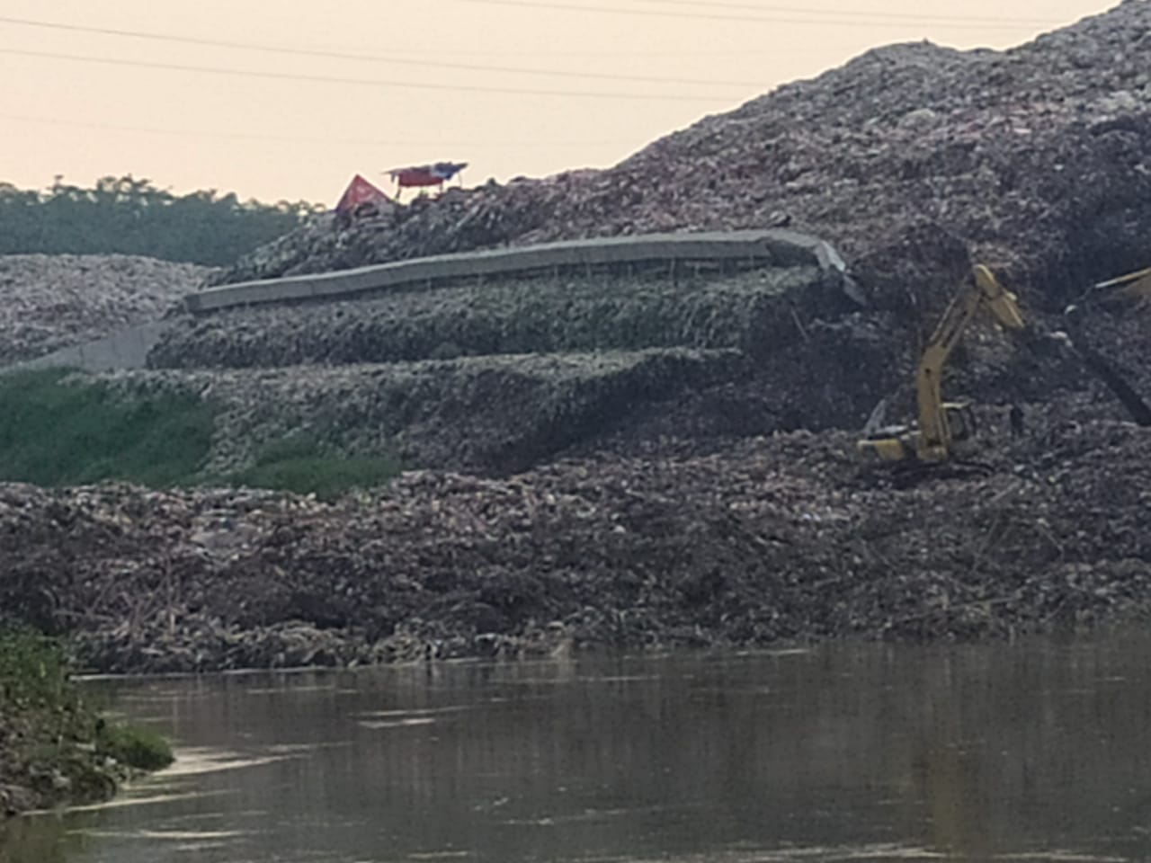 Tumpukkan sampah di Tempat Pembuangan Akhir (TPA) Cipeucang mengalami longsor, Serpong, Tangerang Selatan, Jumat (22/5/2020).