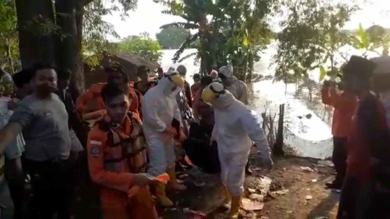 Petugas mengevakuasi jasad Didi Setiadi, remaja yang tenggelam di sungai Cimanceuri, Sindang Jaya, Kabupaten Tangerang, Jumat (22/5/2020).