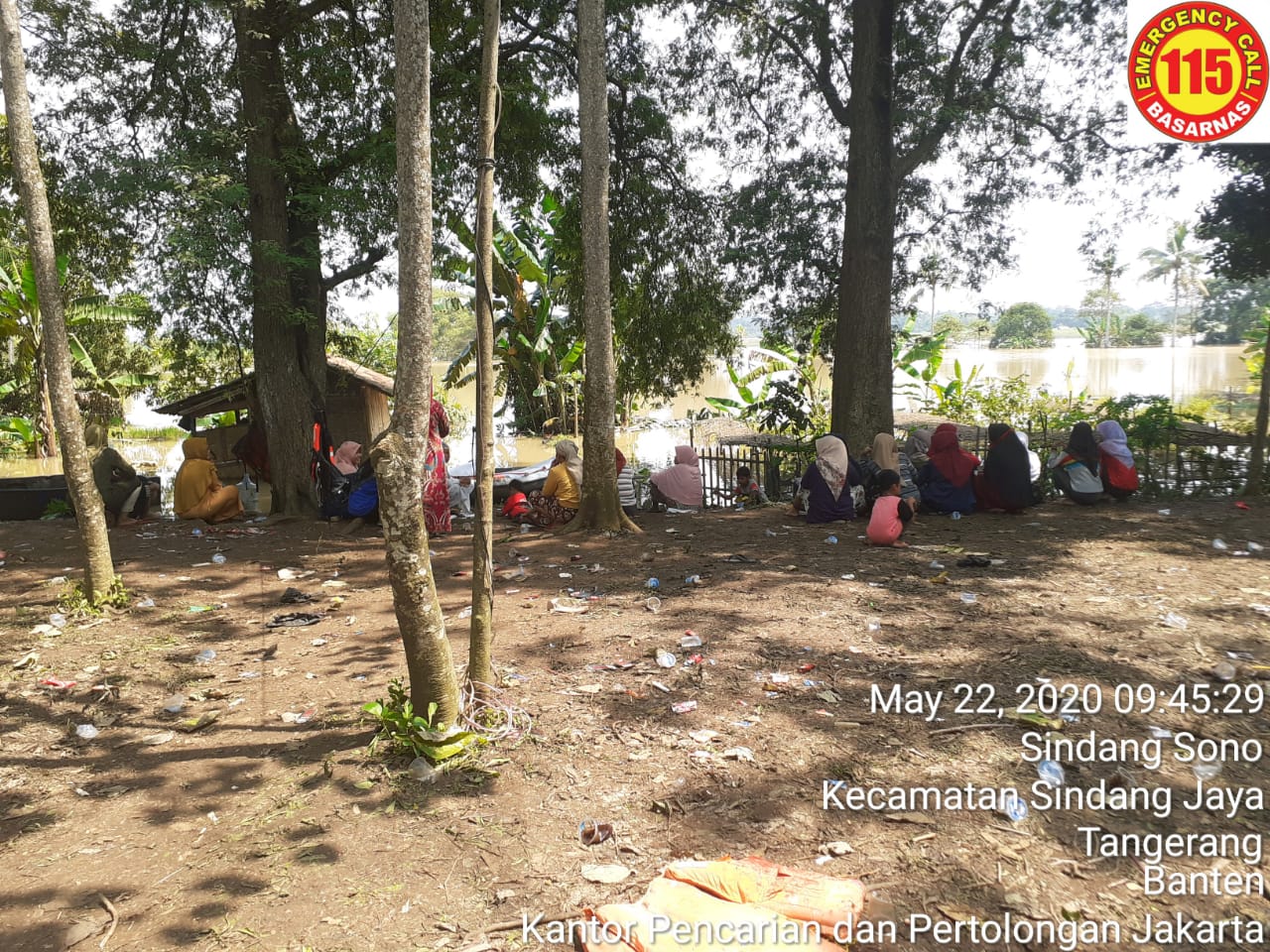 Tim SAR Basarnas di lokasi tenggelamnya remaja di Desa Sindang Sono, Sindang Jaya, Jumat (22/5/2020).