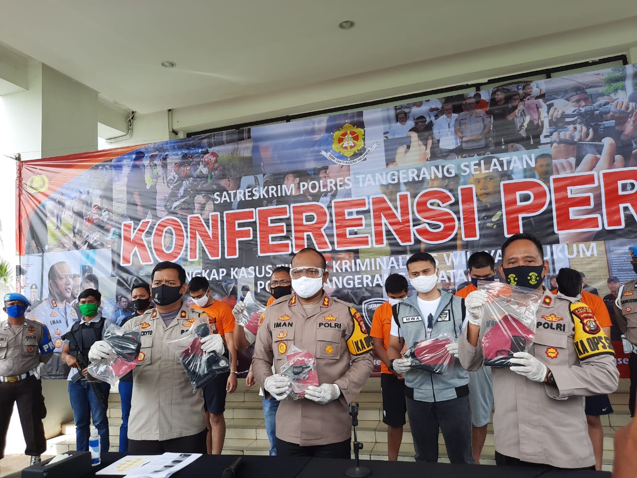 Kapolres Tangsel AKBP Iman Setiawan bersama anggotanya saat menunjukan barang bukti senjata api yang digunakan para tersangka pelaku pemerasan yang berlagak seperti layaknya polisi, Rabu (27/5/2020).