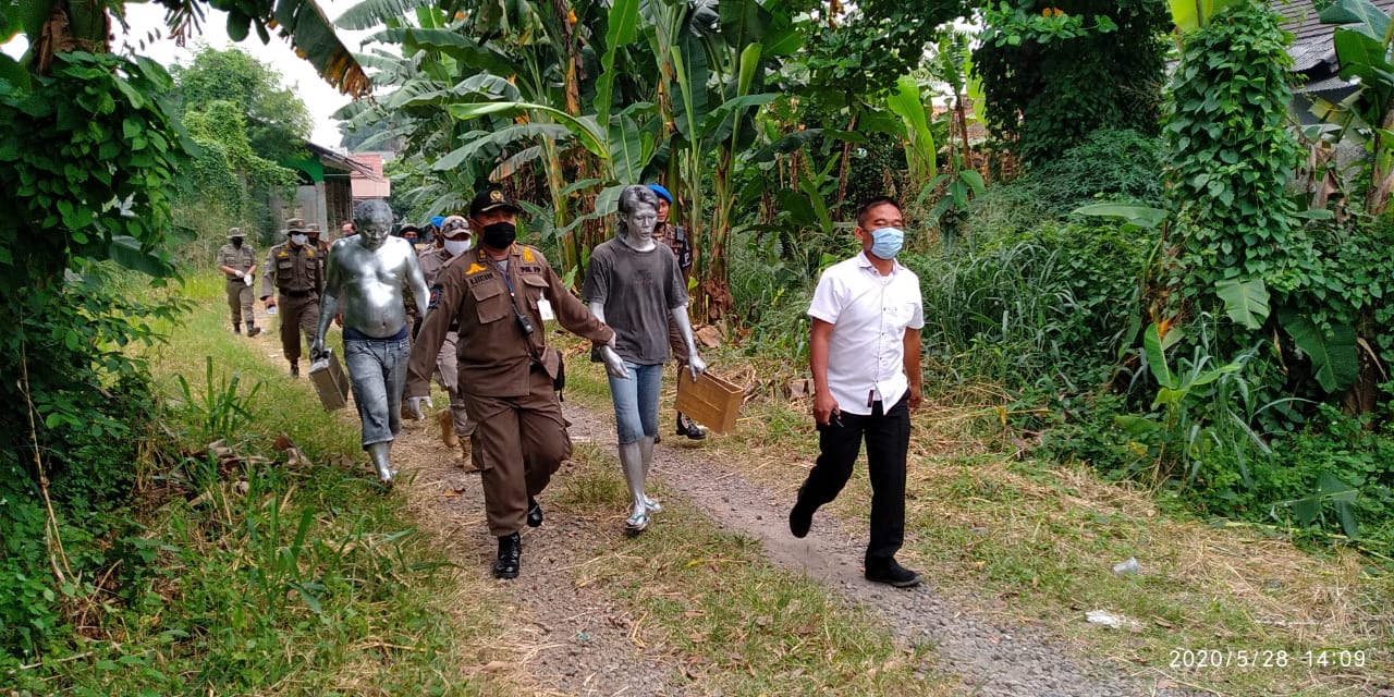 Sejumlah manusia silver saat terjaring razia Satpol PP Kota Tangsel, Kamis (28/5/2020).