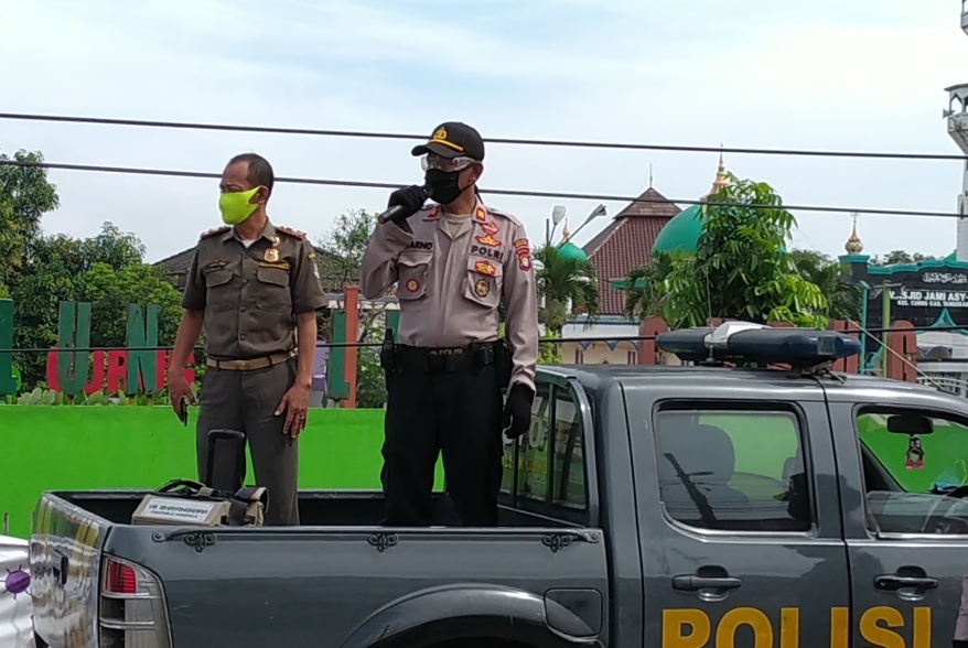 Personel Polsek Curug saat mensosialisasikan New Normal dan Protokol Kesehatan kepada Masyarakat di Pasar Curug, Kamis (28/5/2020).