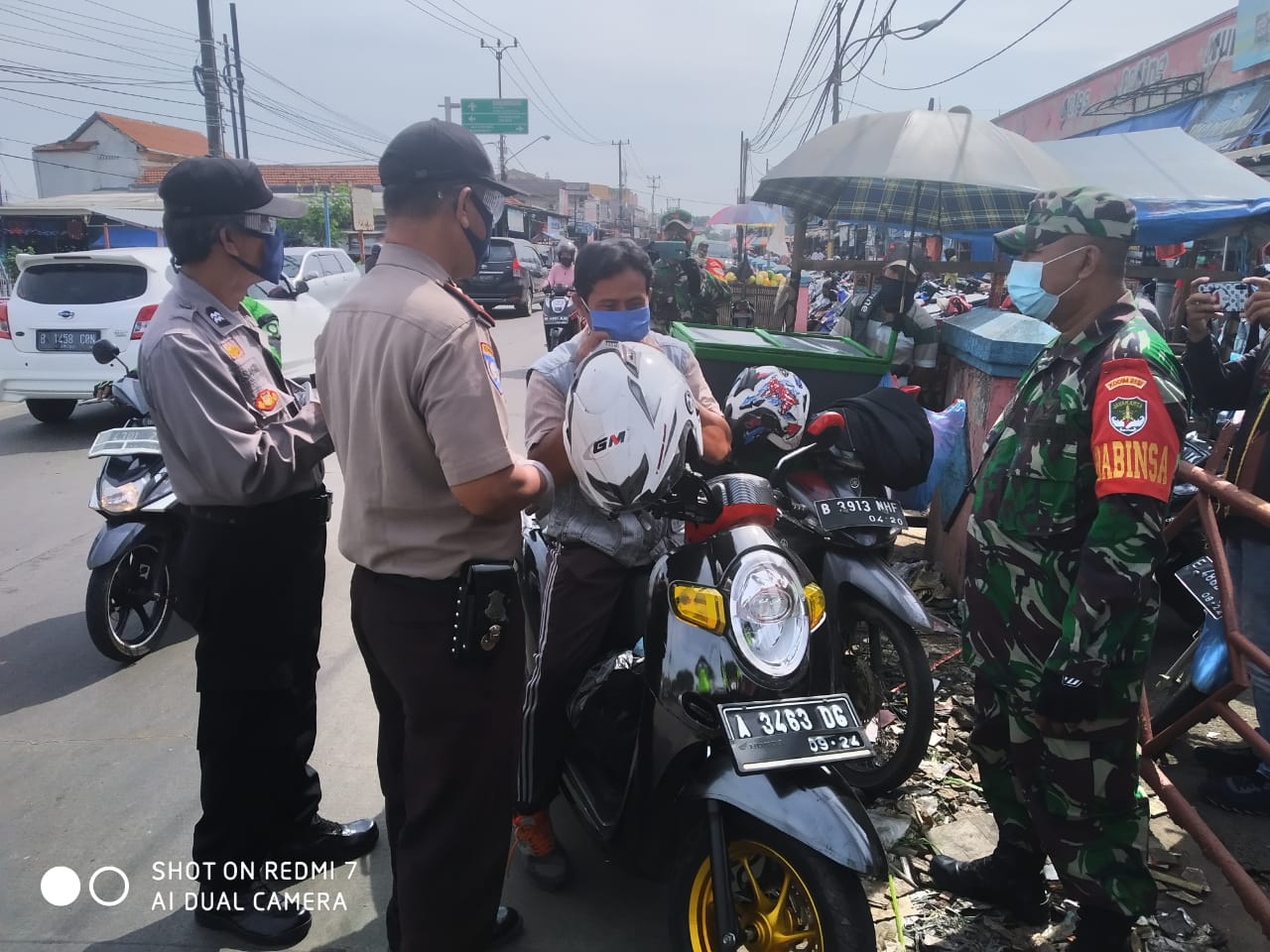 Personel Polsek Curug saat mensosialisasikan New Normal dan Protokol Kesehatan kepada Masyarakat di Pasar Curug, Kamis (28/5/2020)