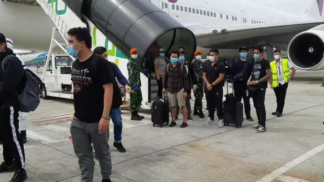 Para anak buah kapal (ABK) saat tiba di Bandara Soekarno-Hatta, Tangerang