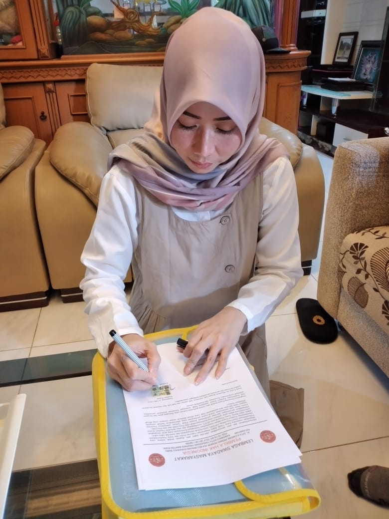 Yanah Apriyanti, istri siri anggota DPRD Kabupaten Tangerang saat menandatangani pencabutan suart laporan kepolisian kasus dugaan penganiyaan terhadap dirinya.