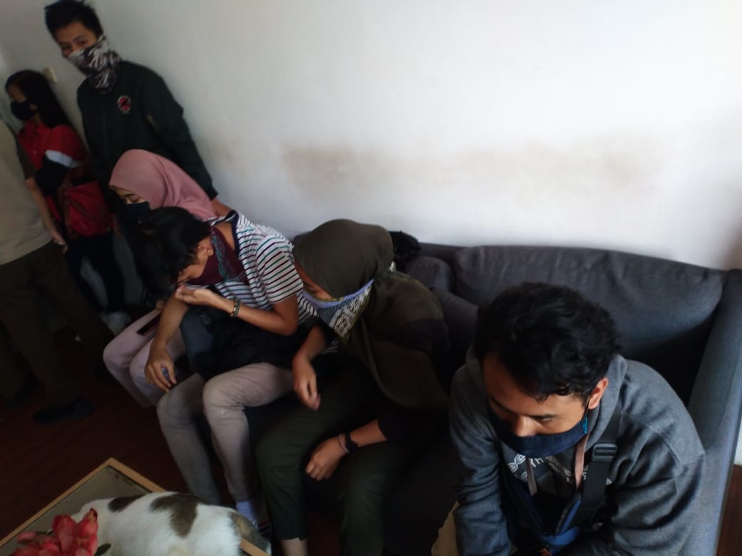Sejumlah pasangan muda-mudi yang terjaring razia Satpol PP saat menyewa kamar di Hostel RedDoorz, kawasan Cimanggis, Ciputat, Tangsel, Senin (1/6/2020)