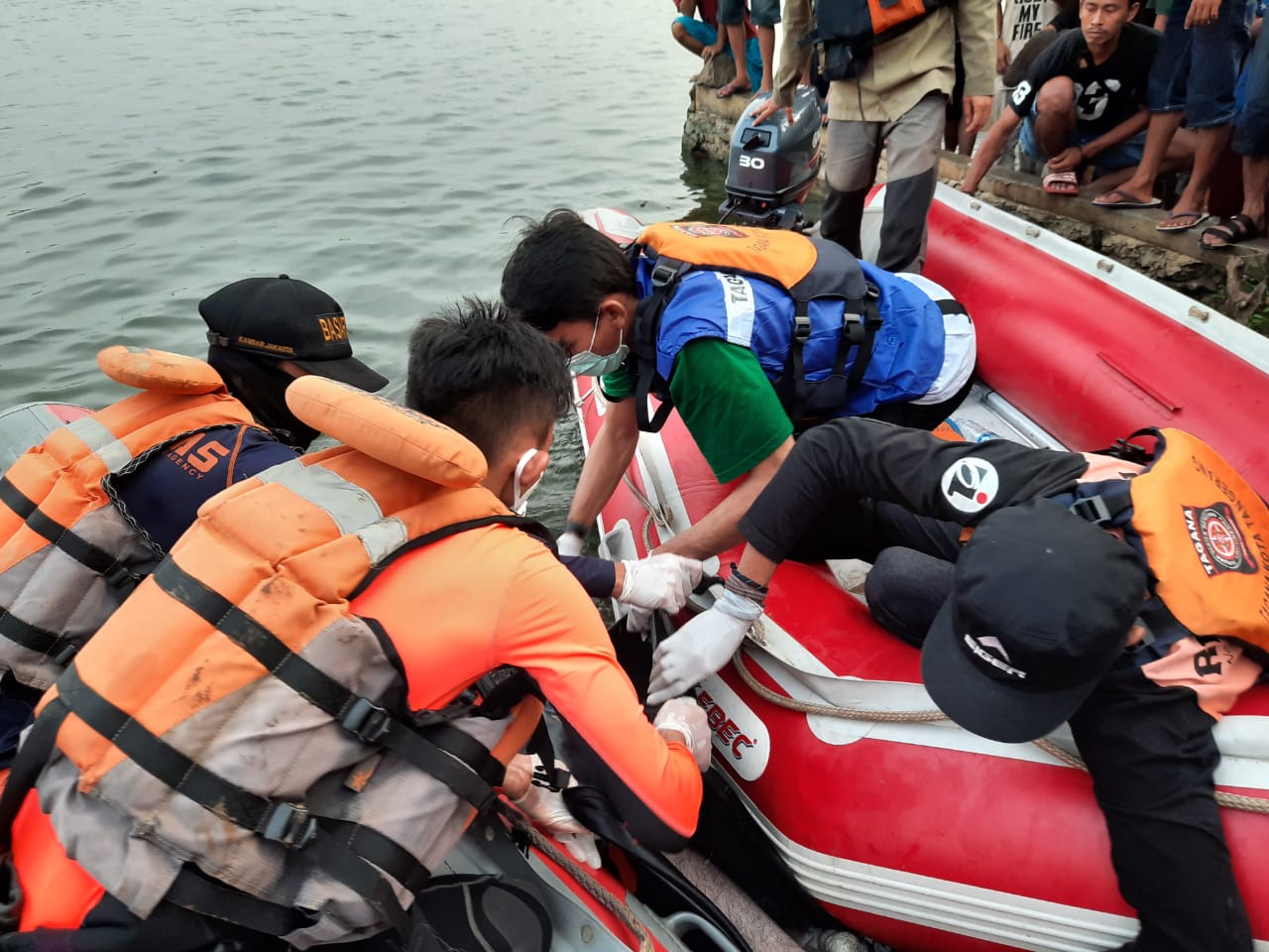 Personel SAR gabungan mengevakuasi jasad Muhamad Ramadan, remaja yang tewas karena tenggelam di bekas galian pasir di Cikupa, Rabu (4/6/2020).