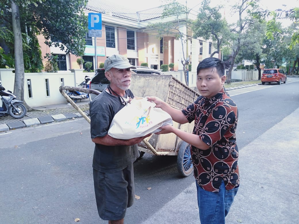 PWI Kabupaten Tangerang menyalurkan bantuan paket sembako kepada warga terdampak COVID-19, Kamis (4/6/2020).