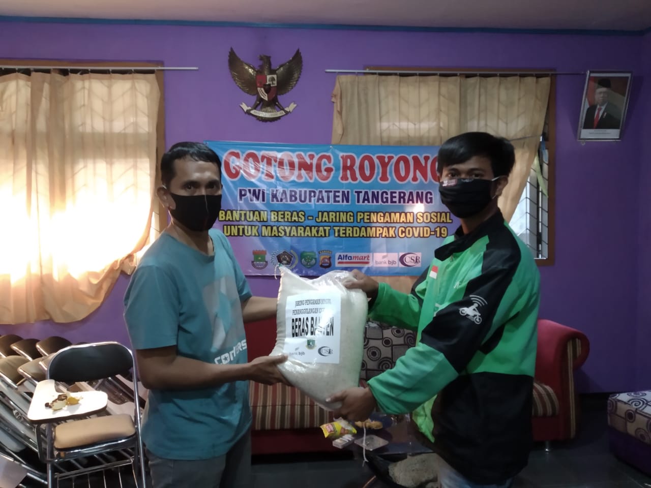 PWI Kabupaten Tangerang menyalurkan bantuan paket sembako kepada warga terdampak COVID-19, Kamis (4/6/2020).	