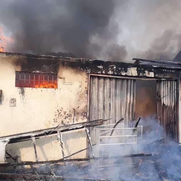 Gudang yang terbakar.