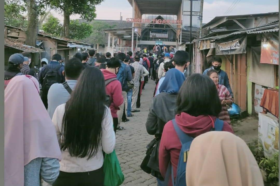 Antrean penumpang di Stasiun Tigaraksa, Kabupaten Tangerang, mengular efek PSBB transisi di DKI Jakarta, Senin (8/6/2020).