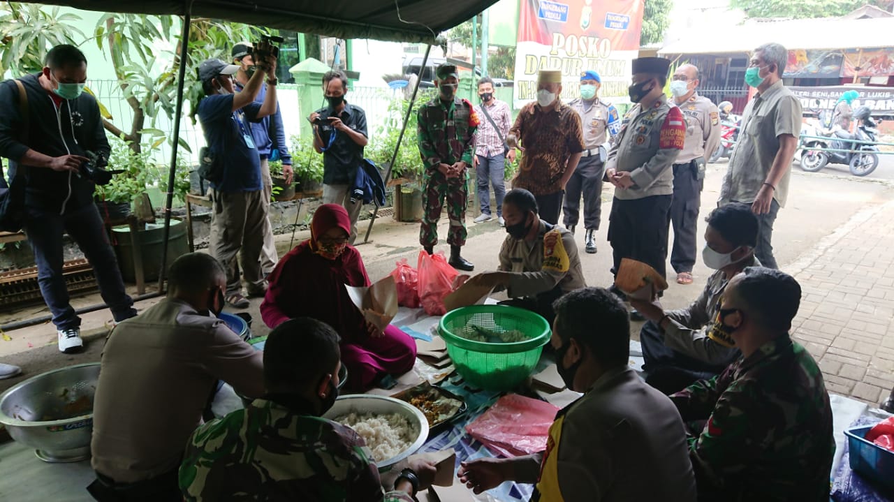 Suasana di dapur umum yang didirikan Polsek dan Koramil Jatiuwung, Kota Tangerang.