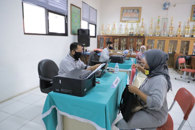 Orang tua siswa mendaftarkan anaknya sekolah di SDN Tangerang 6 saat Penerimaan Peserta Didik Baru (PPDB) Kota Tangerang, Kamis (11/6/2020).