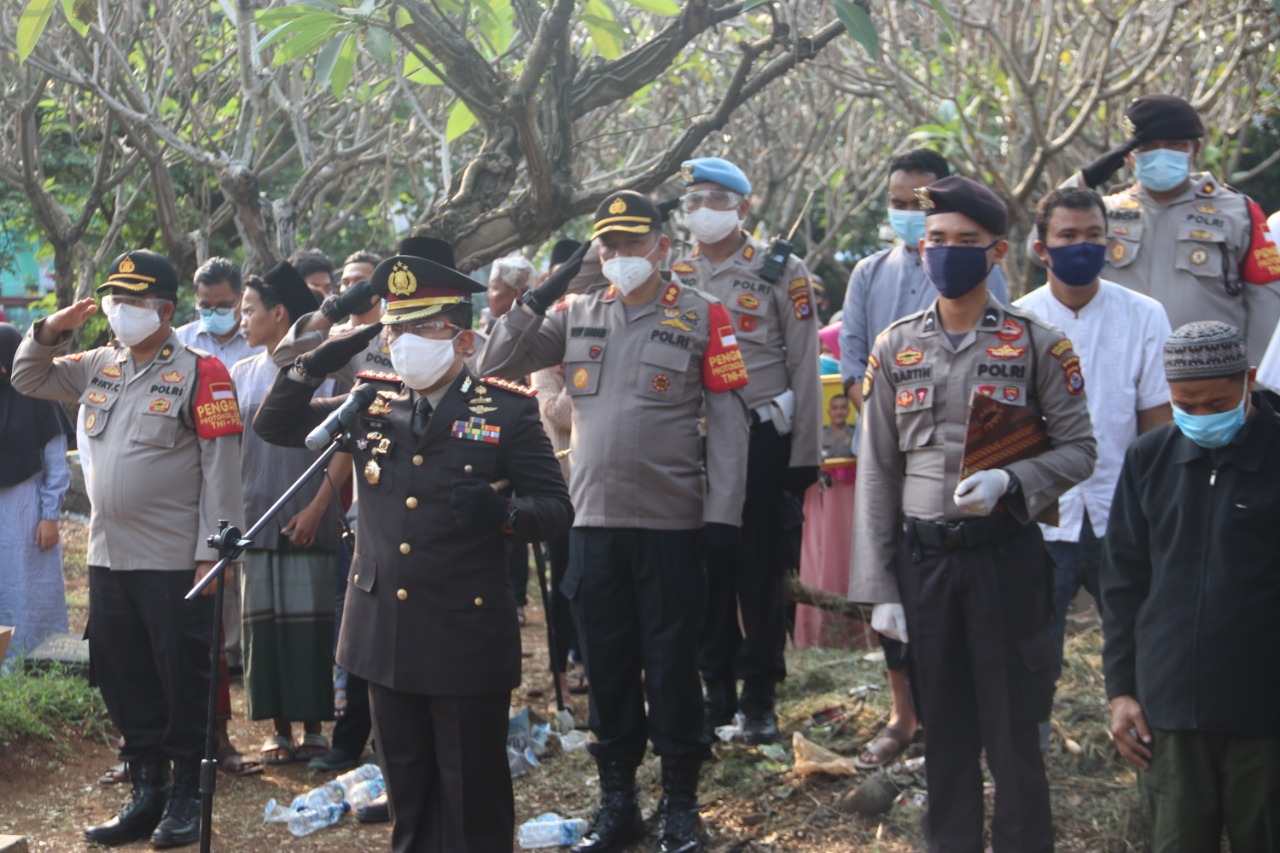 Kapolresta Tangerang Kombes Pol Ade Ary Syam Indradi meletakkan karangan bunga usai upacara pemakaman Bripka Saprial Prayugo, Kamis (12/6/2020).
