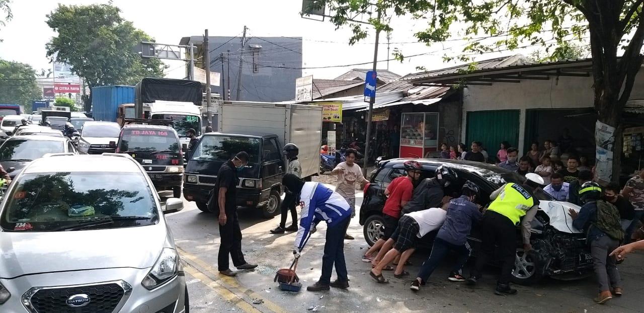 Personel Satlantas Polresta Tangerang mengevakuasi kendaraan yang terlibat tabrakan agar tidak menimbulkan kemacetan lalu lintas, Selasa (16/6/2020).