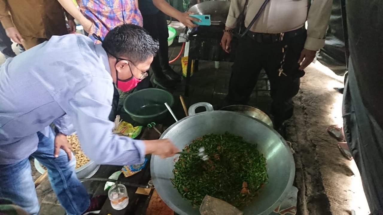 Ketua DPRD Kota Tangerang Gatot Wibowo bersama wakilnya, Tengku Iwan, makan siang sambil lesehan bersama jajaran kepolisian, TNI di dapur umum COVID-19 Koramil Jatiuwung, Kota Tangerang, Selasa (16/6/2020).