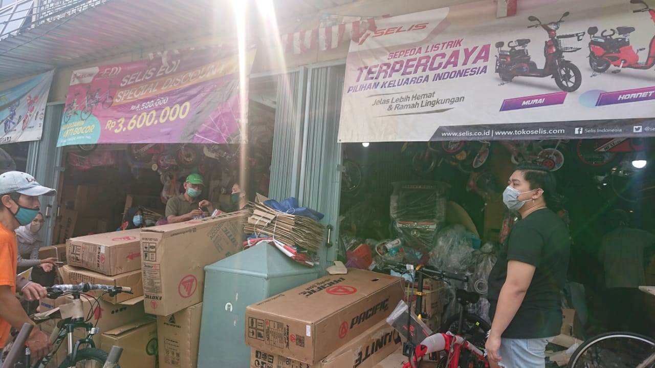 Pembeli sedang melihat dan memilih jenis sepeda di Toko Sepeda Bersaudara, Jalan Kiasnawi, Pasar Anyar, Kota Tangerang, Selasa (16/6/2020).