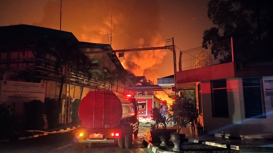 Petugas PMI Kota Tangerang tengah bersiaga di lokasi kebakaran PT Kansai Prakarsa Coatings, di Jalan Gajah Tunggal no 3, Jatake, Kevamatab Jatiuwung, Kota Tangerang, Rabu (17/5/2020) dini hari.