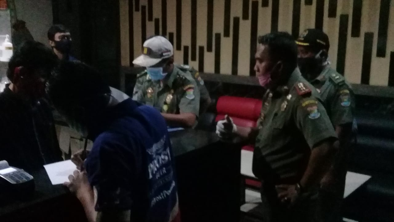 Personel Satpol PP Kabupaten Tangerang saat menertibkan tempat karaoke di kawasan Gading Serpong, Kelapa Dua, Selasa (16/6/2020) malam.