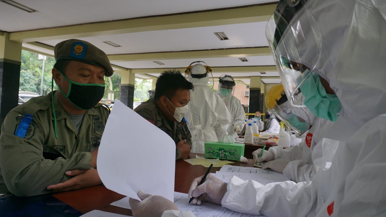 Personel Satpol PP Kota Tangerang saat mengikuti pemeriksaan swab test, Jumat (19/6/2020).