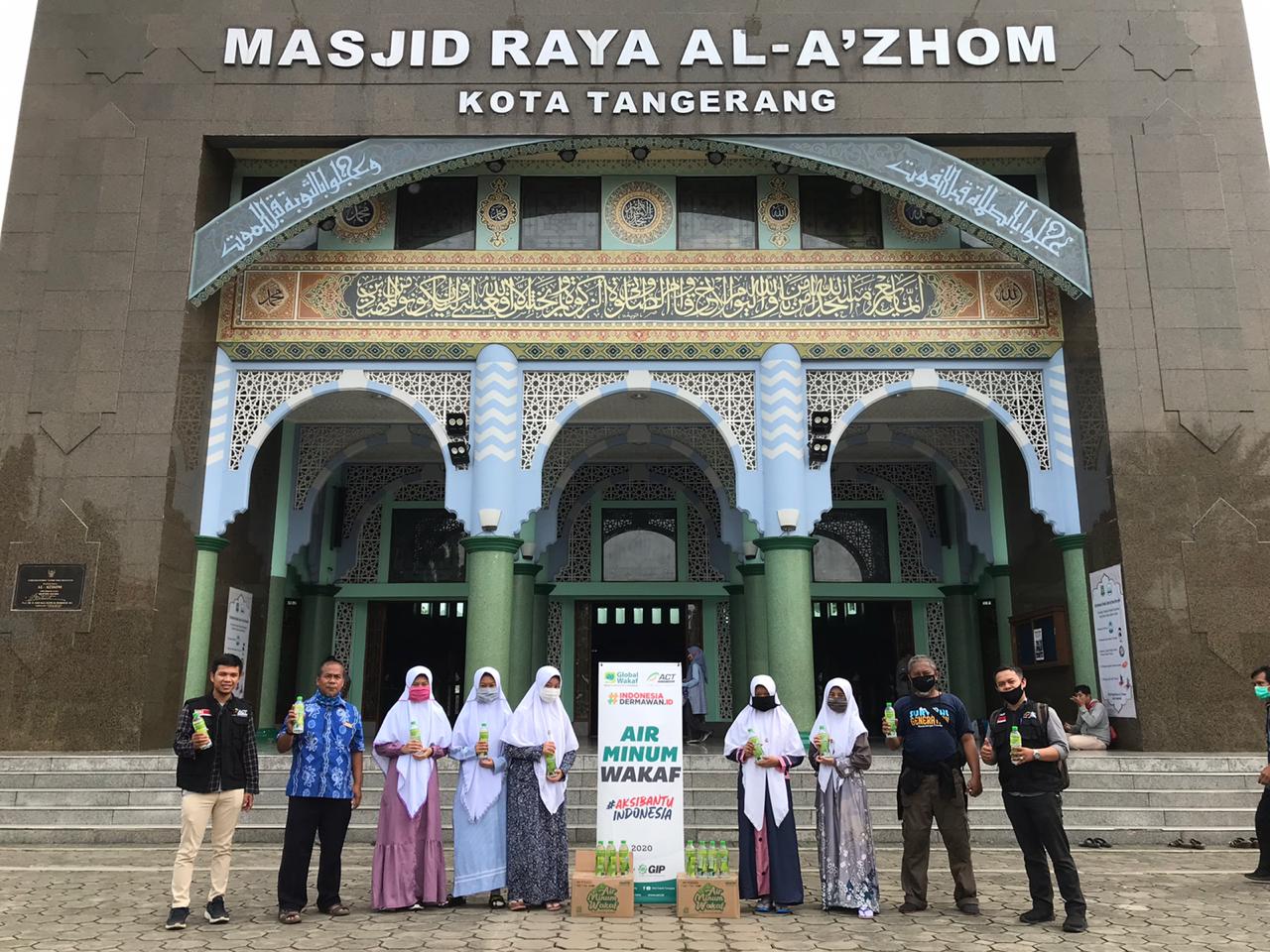 Sebanyak 245 Santri Pondok Pesantren Gontor diberangkatkan secara masal di halaman Masjid Al-A'zhom, Kota Tangerang, Minggu (21/5/2020).