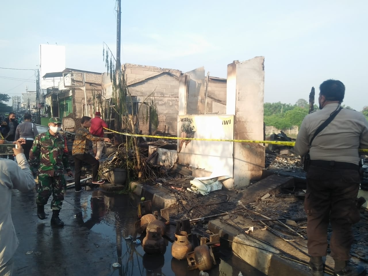 Kobaran api membakar enam tempat usaha di kawasan Jalan Marsekal Suryadharma, RT01/02, Kelurahan Selapajang Jaya, Kecamatan Neglasari, Minggu (21/6/2020) dini hari.