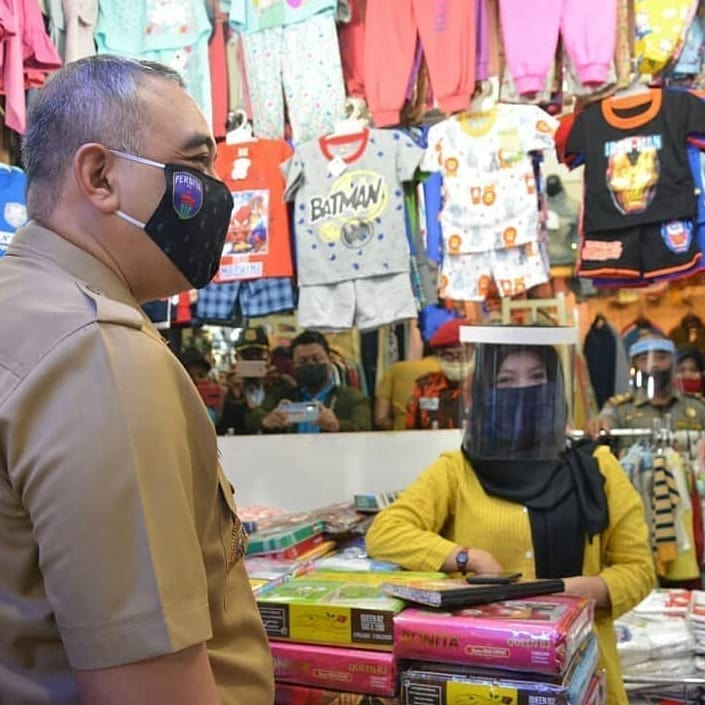 Bupati Tangerang Ahmed Zaki Iskandar saat sosialisasikan New Normal di Pasar Curug.