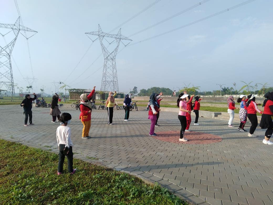 Warga Bumi Puspiptek Asri (BPA) Pagedangan, Kabupaten Tangerang, tengah berolahraga di kawasan Galeri Ilmu Pengetahuan dan Inovasi (GIPTI), Minggu (21/6/2020) pagi.