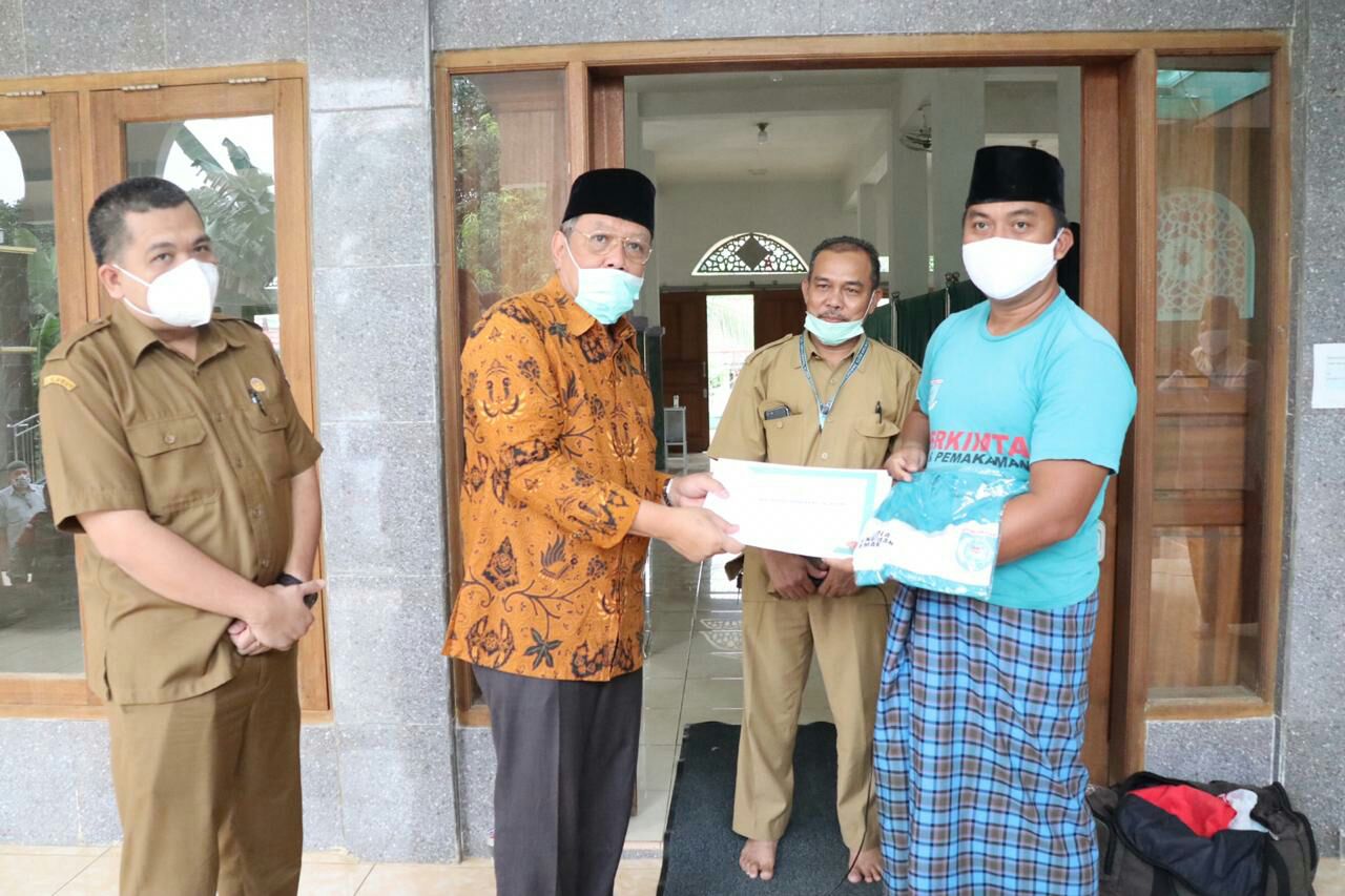 Kegiatan proses pelatihan pemulasaran jenazah COVID-19 di Masjid Nurul Iman, Kampung Sarimulya, Kecamatan Setu, Tangerang Selatan, Senin (22/6/2020).