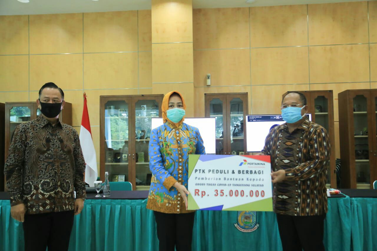 Wali Kota Tangsel, Airin Rachmi Diany saat menerima bantuan sosilal dari PZ Cussons dan PT Pertamina di ruang display Puspemkot Tangsel, Ciputat, Selasa (23/6/2020).